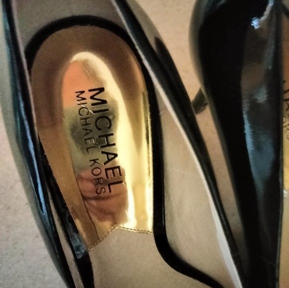 Michael kors patent leather high heel size 8 shoe never worn - Picture 2 of 4